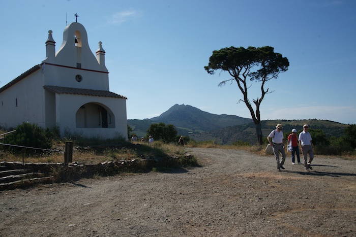 devant la chapelle